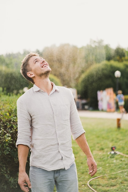 hombre en un picnic, fiesta de verano al aire libre