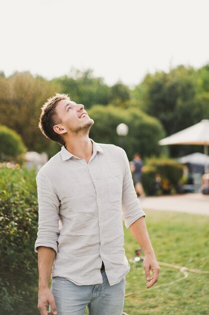 hombre en un picnic, fiesta de verano al aire libre