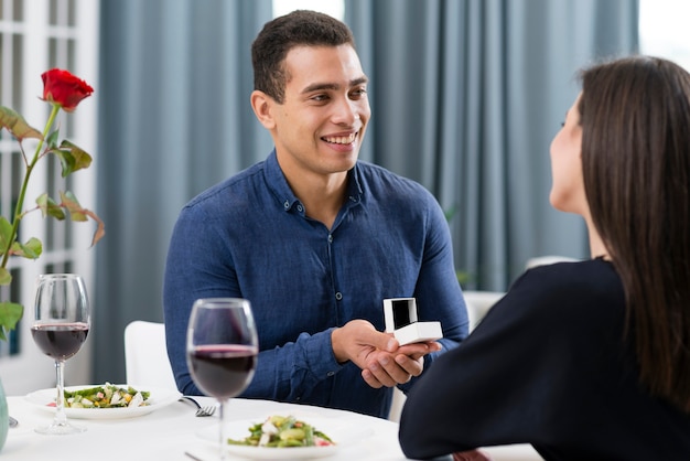 Foto gratuita hombre pidiéndole a su novia que se case con él el día de san valentín