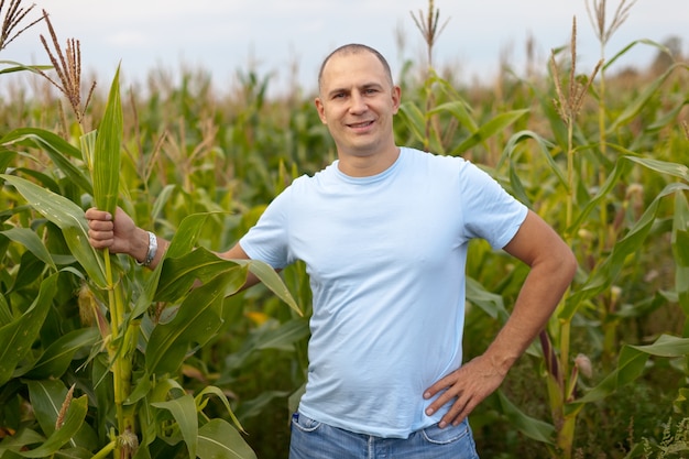 Hombre de pie en el campo