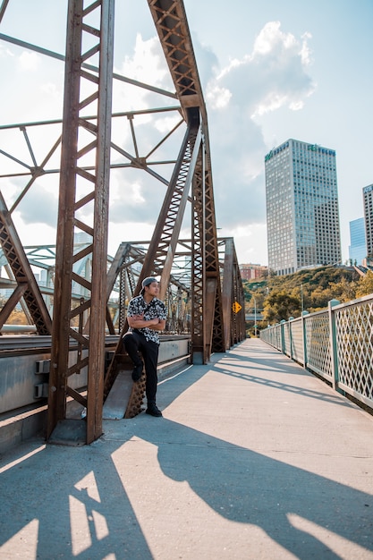 Hombre de pie junto al puente