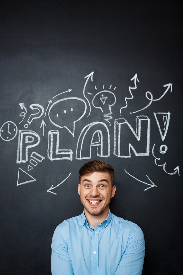 Foto gratuito hombre de pie sobre la pizarra con un concepto de plan