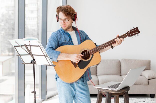 Hombre de pie y tratando de aprender el instrumento musical.