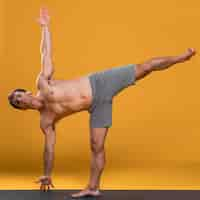 Foto gratuita hombre una pierna yoga pose