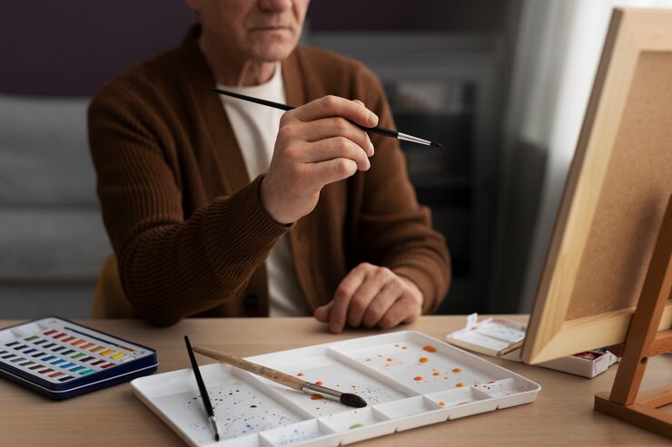 Foto gratuito hombre pintando con acuarelas