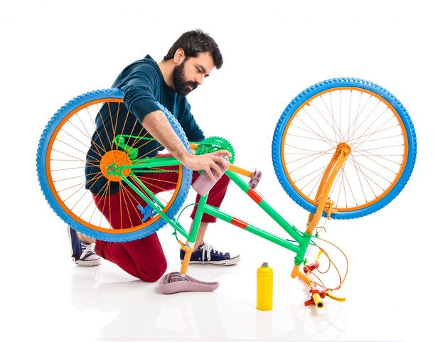 Hombre pintando una bicicleta