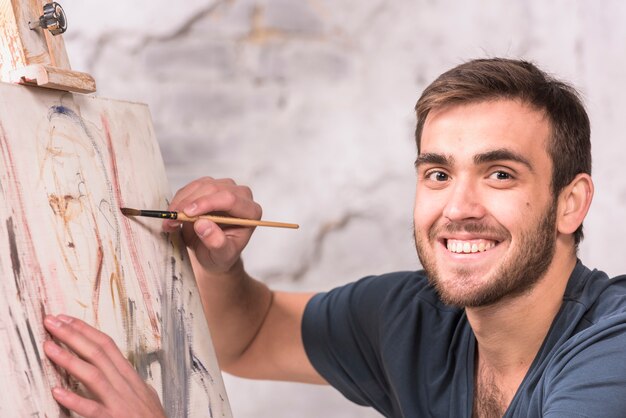 Hombre pintando en casa