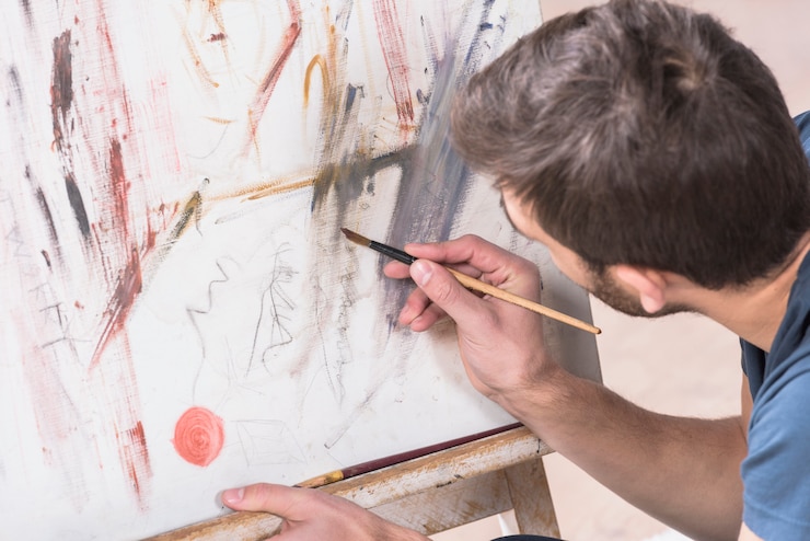 Foto gratuito hombre pintando en casa