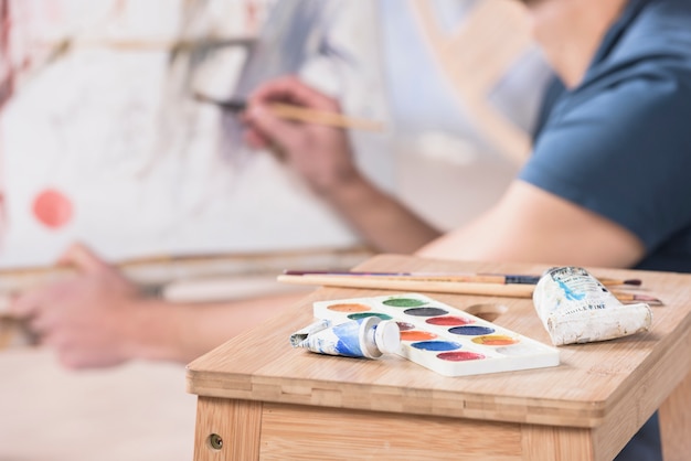 Hombre pintando en casa