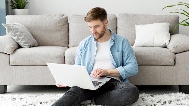 Hombre en el piso con laptop