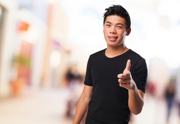 Foto gratuita hombre con una pistola hecha con su mano