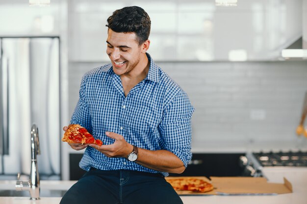 hombre con pizza