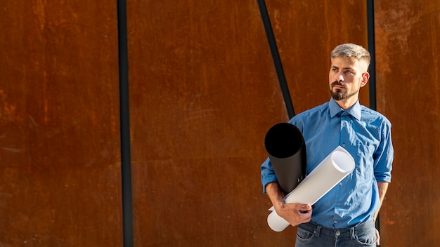 Hombre con plan de construcción y espacio de copia