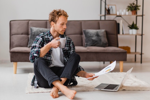 Foto gratuita hombre planeando redecorar la casa mientras toma café