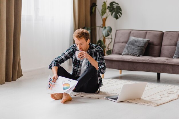 Hombre planeando redecorar la casa