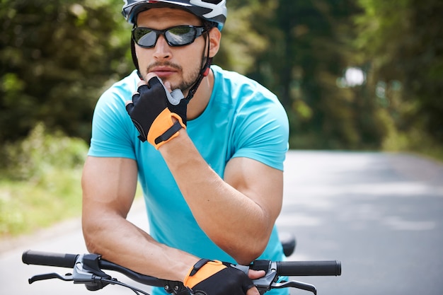 Hombre planeando su destino en bicicleta