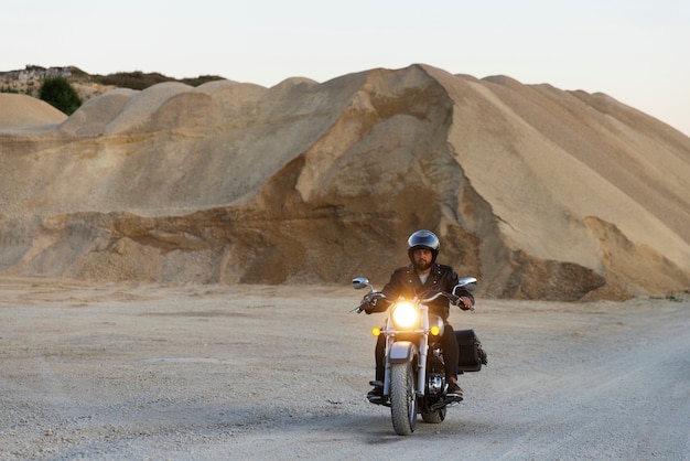 Hombre de plano completo conduciendo una moto.