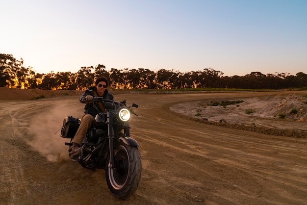 Foto gratuita hombre de plano completo conduciendo una moto.