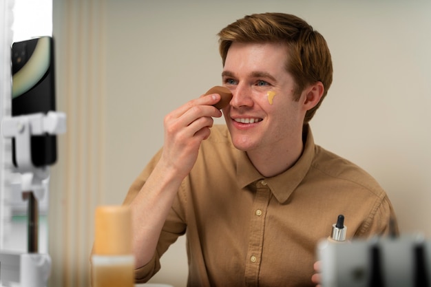 Foto gratuita hombre de plano medio grabándose a sí mismo