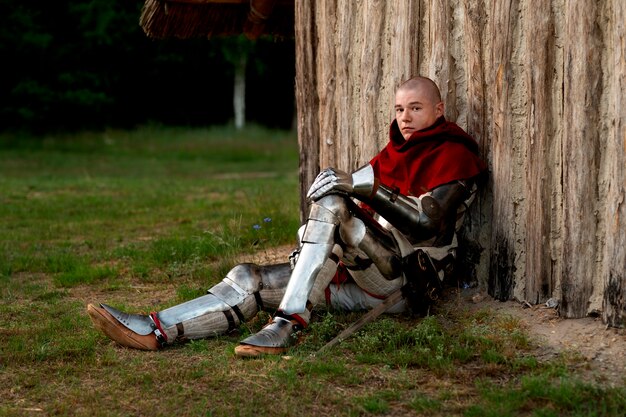 Hombre en plena toma posando como un soldado medieval