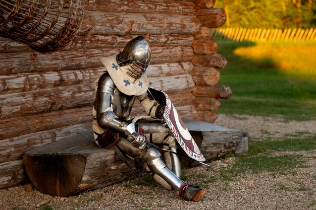 Hombre en plena toma posando como un soldado medieval