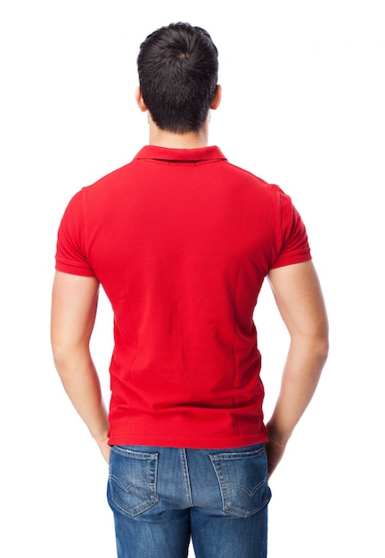 Hombre con un polo rojo