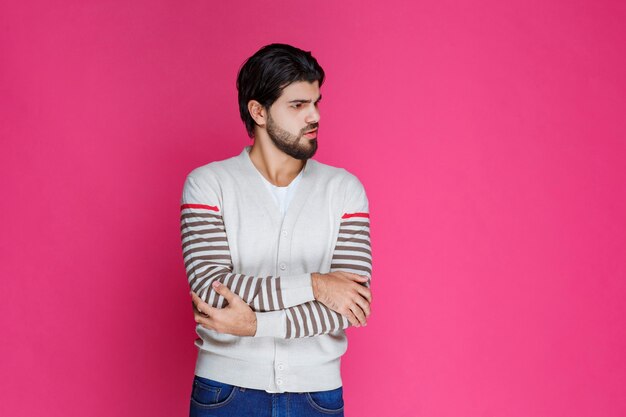 El hombre pone una cara de confusión y tontería como si no tuviera idea sobre el tema de conversación.