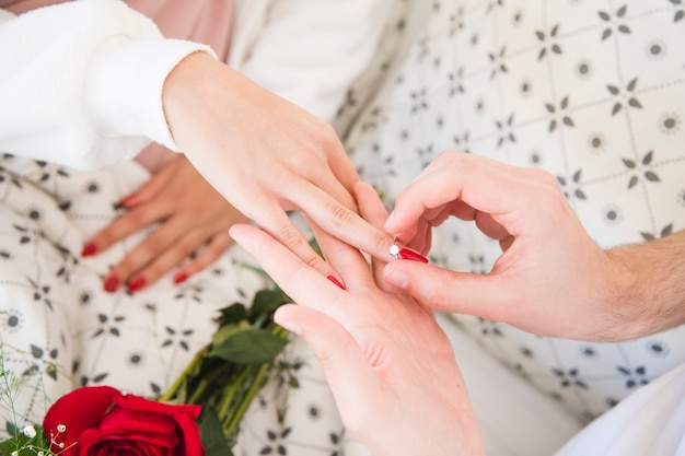 Foto gratuita hombre poniendo el anillo en el dedo de la mujer