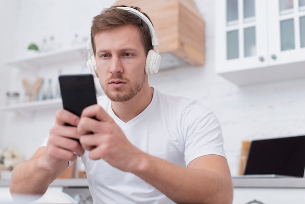 Hombre poniendo música desde su teléfono