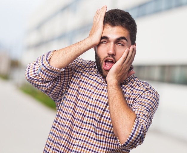 Foto gratuita el hombre poniendo los ojos