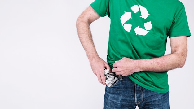 Foto gratuita hombre poniendo papel arrugado en el bolsillo