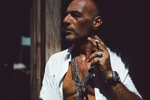 Hombre posando con camisa blanca