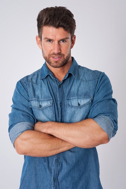 hombre posando con camisa vaquera