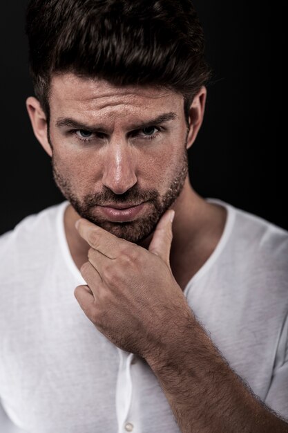 hombre posando con camiseta blanca