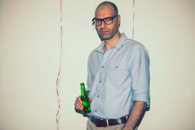 Foto gratuita hombre posando con una cerveza en la fiesta