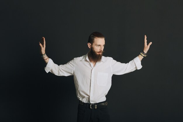 Hombre posando en el estudio