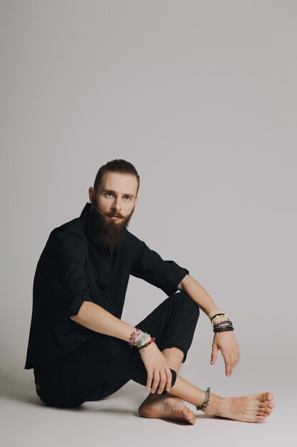 Hombre posando en el estudio