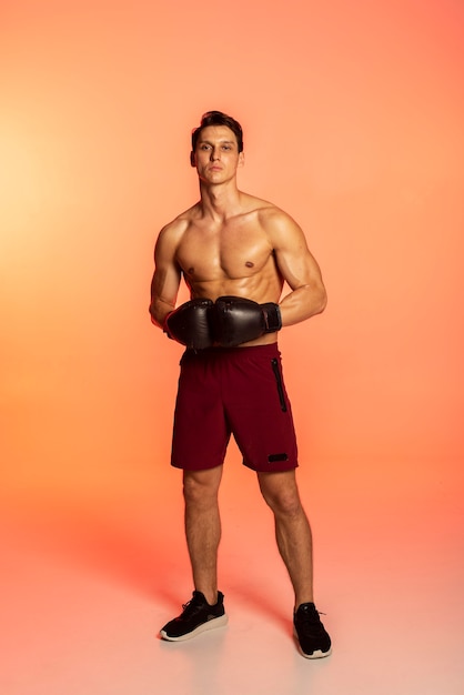 Hombre posando con guantes de boxeo full shot