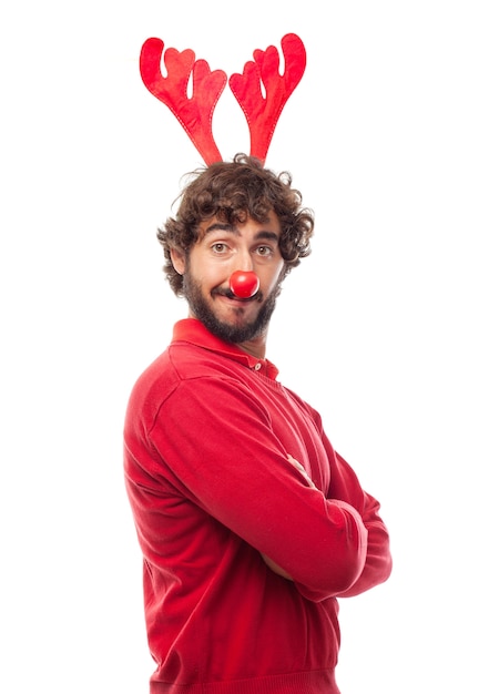 Foto gratuita hombre posando con una nariz de payaso y una felpa de reno