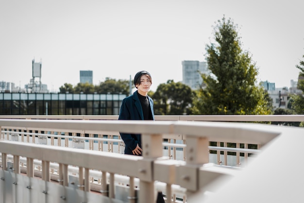 Foto gratuita hombre posando en un puente de la ciudad