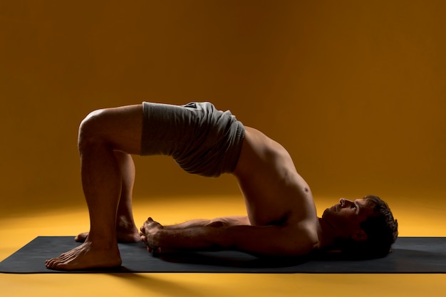 Hombre en pose de puente