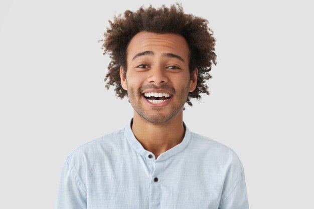 Hombre positivo alegre con hermosa risa, una amplia sonrisa o risas, se siente genial y lleno de alegría