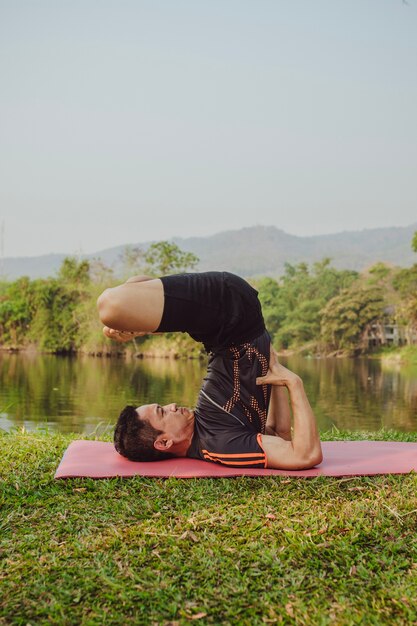 Hombre en postura de yoga