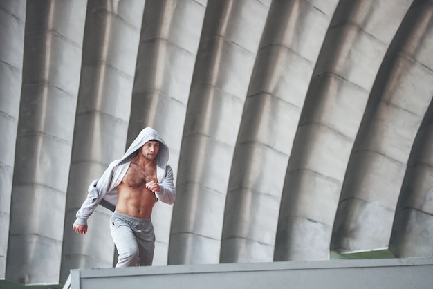 Foto gratuita el hombre practica al aire libre parkour, acrobacias extremas.