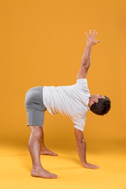 Hombre practicando ejercicio de yoga