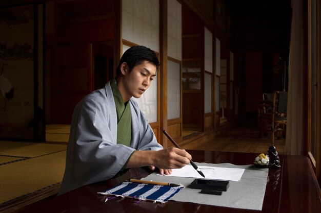 Hombre practicando la escritura japonesa