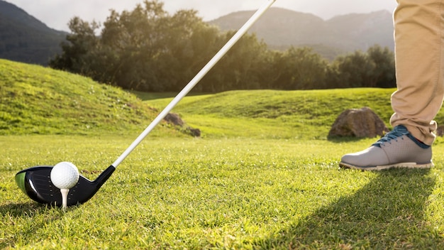 Foto gratuita hombre practicando golf en el campo