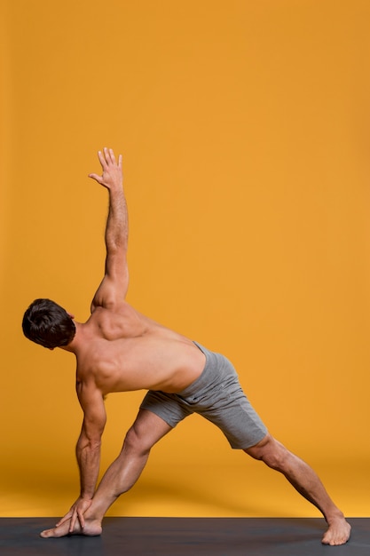Hombre practicando en posición de yoga