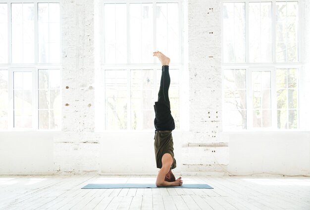 Hombre practicando yoga avanzado