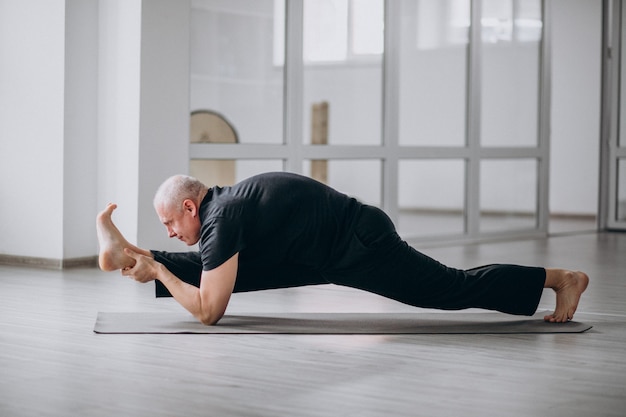 Hombre practicando yoga en el gimnasio